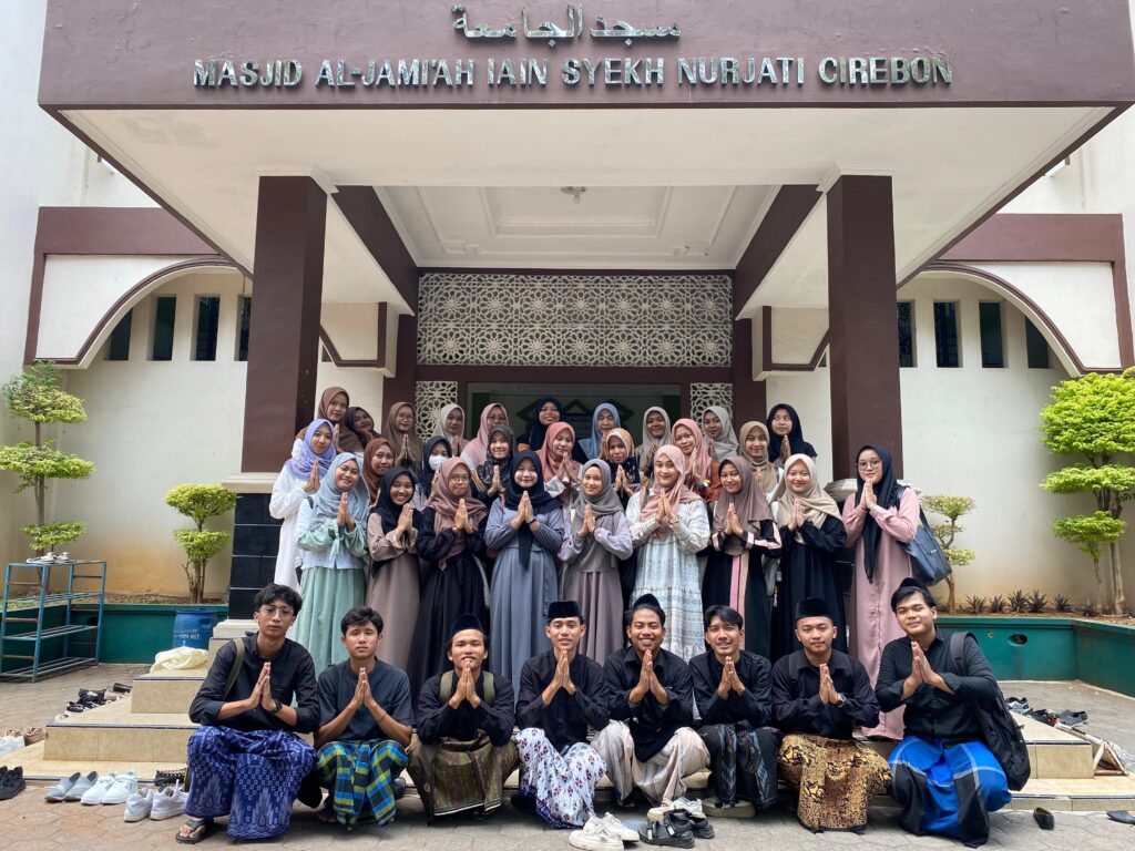 Revolusi Sarung : Ketika Dosen dan Mahasiswa PAI UIN Siber 'HACK' Ruang Kelas dengan Spirit Pesantren