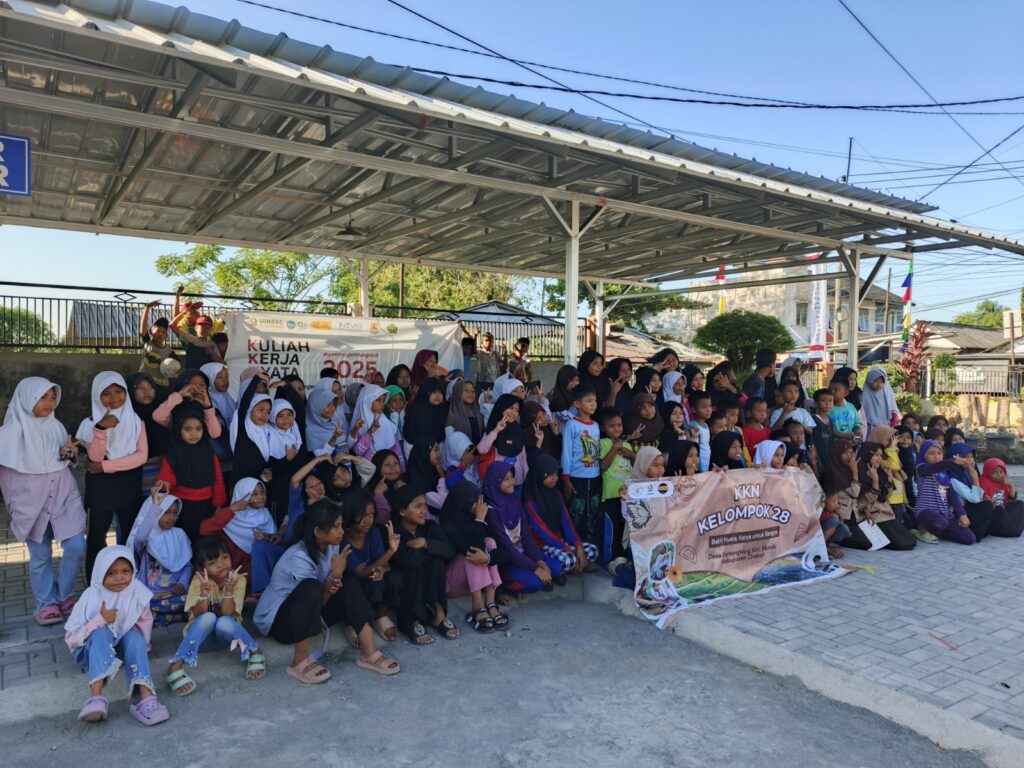 Ketua Juruasan PAI Dukung Mahasiswa KKN Kelompok 28 UIN Syekh Nurjati Cirebon Wujudkan"Taman Literasi" di Desa Pamengkang