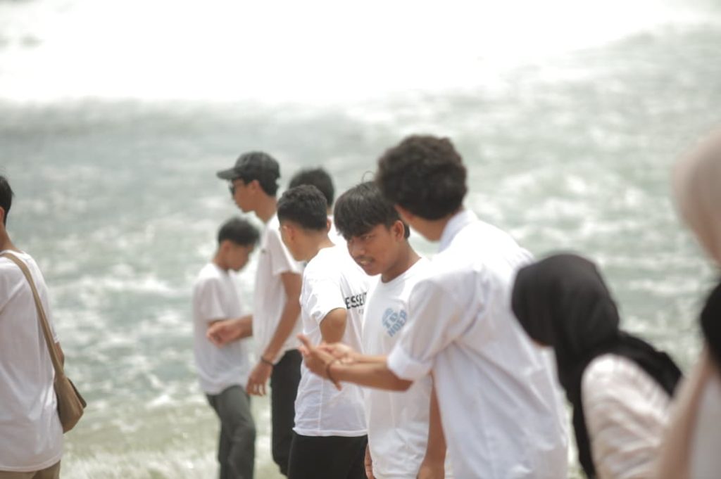 Mahasiswa PAI UIN Siber Syekh Nurjati Cirebon Tanamkan Ekoteologi dalam Rihlah Edukatif di Pantai Sepanjang Gunungkidul.