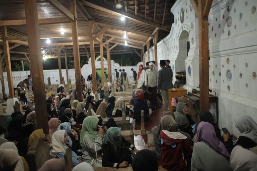 Menapak Tilas Jejak Wali Songo Mahasiswa PAI UIN Siber Syekh Nurjati Cirebon Angkatan 2023 Gelar Ziarah Akbar Ke Sunan Gunung Jati