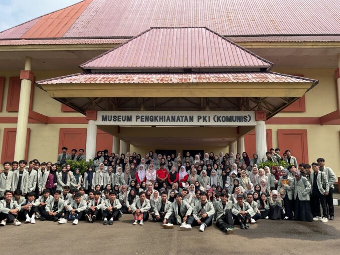 Studi Lapangan Mata Kuliah Pancasila Mahasiswa PAI Kunjungan ke Museum Pancasila Sakti dan Monumen Pancasila Sakti