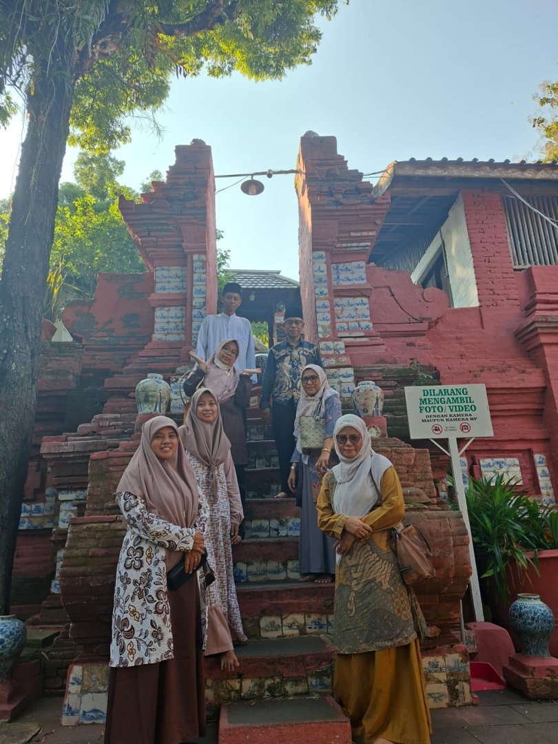 Memperkuat Akar Spiritual dan Tradisi Akademik Keluarga Besar Dosen PAI UIN Siber Syekh Nurjati Cirebon Ziarah ke Makam Sunan Gunung Jati