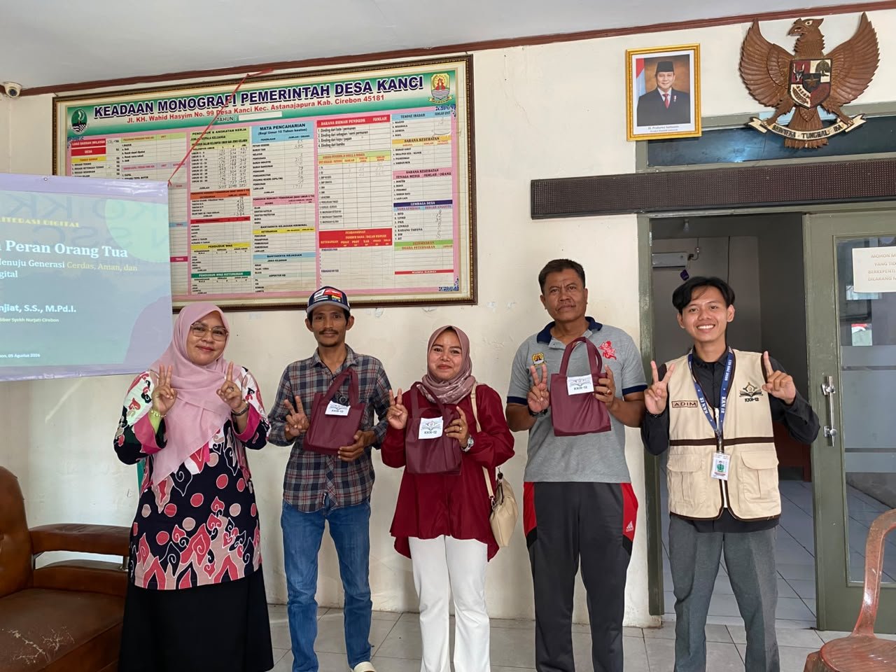 Perkuat Peran Keluarga Di Era Digital Kaprodi PAI UIN Siber Syekh Nurjati Cirebon Jadi Narasumber Utama Seminar Literasi Digital KKN 12 Di Desa Kanci