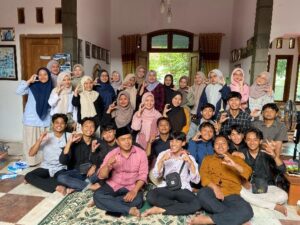 Foto bersama dengan narasumber bapak Abdul Rifai, SS, M.Pd.I