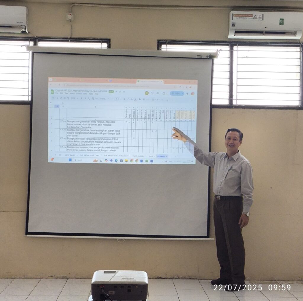 Bapak Prof. Dr. H. Saefudin Zuhri, M.Ag sedang memaparkan materi workshop tentang kurikulum berbasis OBE