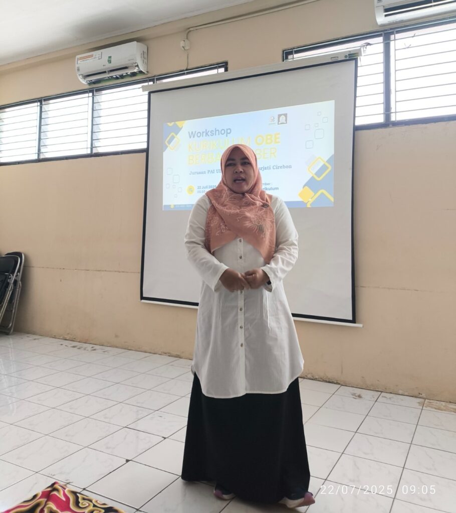 Ibu Dr. Siti Maryam Munjiat, SS, M.Pd.I Selaku Ketua Jurusan PAI sedang Membuka Workshop Kurikulum PAI Berbasis OBE
