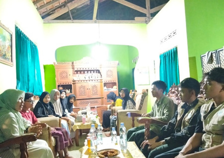 Siti Maryam Munjiat, SS, M.Pd.I, sebagai utusan dari Fakultas Ilmu Tarbiyah dan Keguruan (FITK) sedang berkunjung kepada peserta Kuliah Kerja Nyata (KKN) Nusantara 2025
