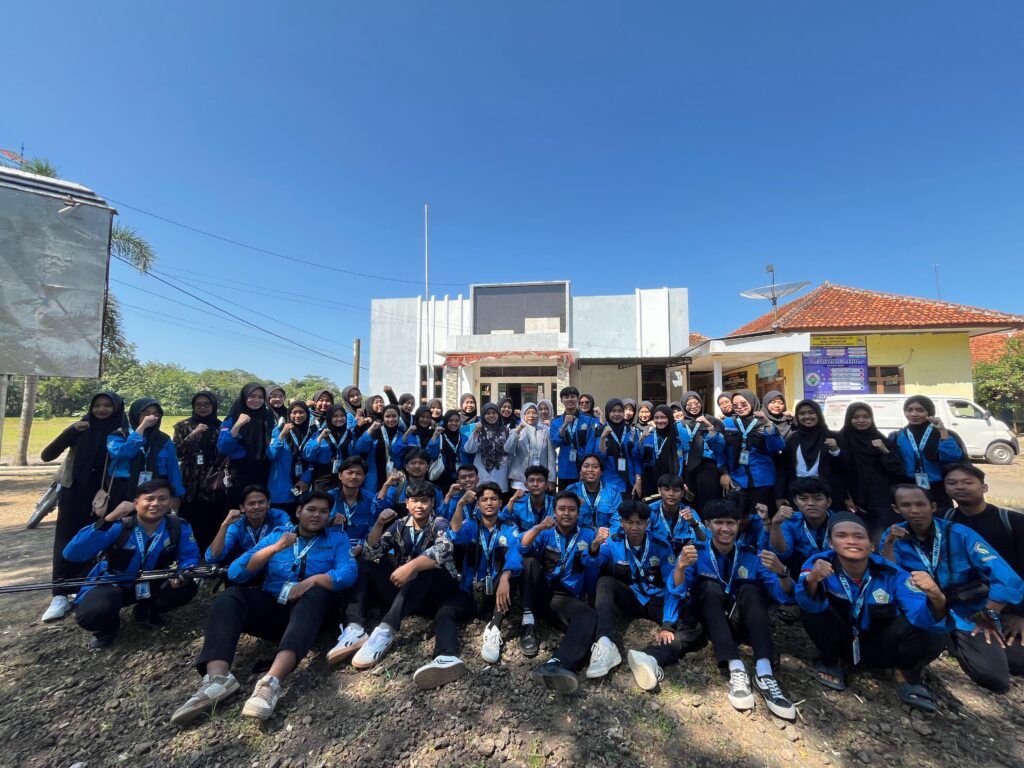 Foto bersama HMJ PAI UIN Siber Syekh Nurjati Cirebon setelah selesai kegiatan Pekan PAI Mengabdi (P2M) 2025