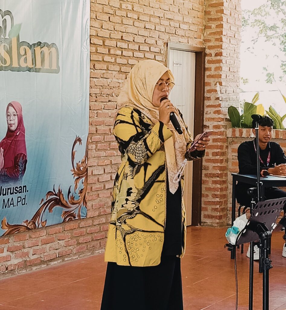 Ibu Dr. Siti Maryam Munjiat, SS, M.Pd.I.,selaku Ketua Jurusan PAI sedang menyampaikan Upacara Haflatul Ikhtitam