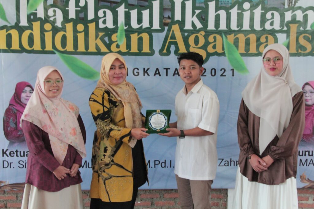 Ibu Dr. Siti Maryam Munjiat, SS, M.Pd.I., dan Ibu Zahrotus Saidah, MA.Pd sedang menerima cendra mata dari mahasiswa angkatan 2021