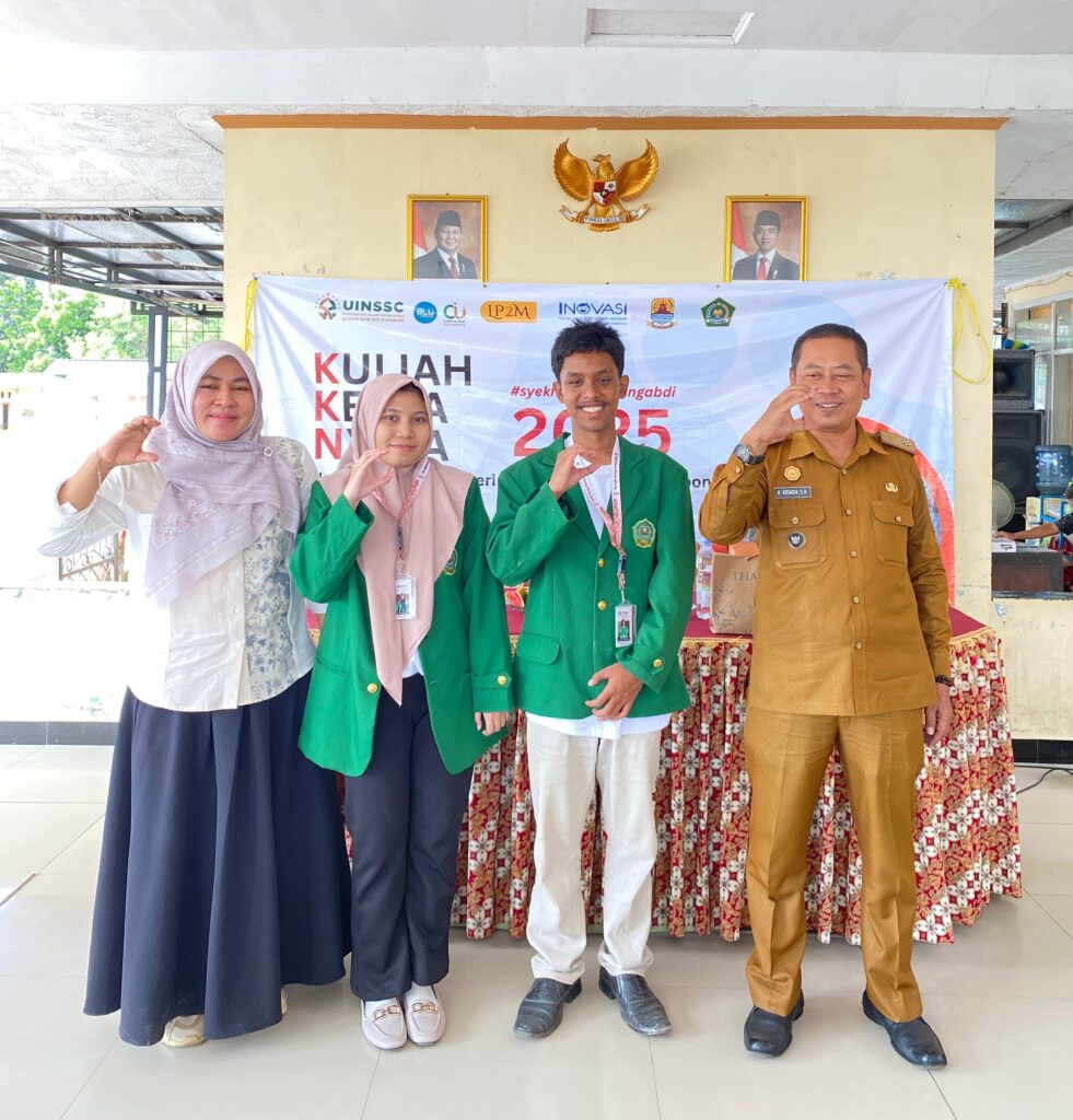 Foto Bersama Ibu Dr. Siti Maryam Munjiat, SS, M.Pd.I. bersama Kepala Desa Pamengkang, Bapak H. Kosasih, MH serta perwakilan peserta KKN 2025