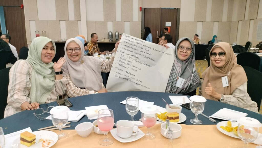 Foto Bersama Ketua Jurusan PAI Dr. Siti Maryam Munjiat, S.S., M.Pd.I.  beserta dengan dosen yang menjadi Calon DPL KKN Literasi