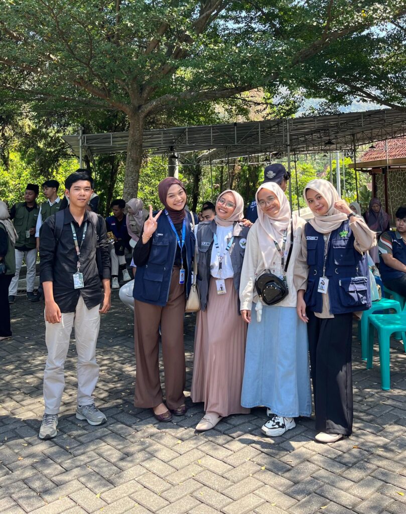 Ayas Defiko foto bersama dengan peserta KKN setelah selesai kegiatan