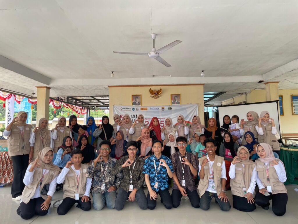 Foto Bersama Mahasiswa KKN Kelompok 28 dengan tema “Membangun Generasi Gemar Membaca dan Menulis Melalui Lingkungan Rumah yang Positif”.