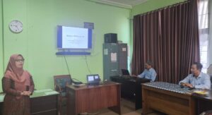 Foto Sekretaris Jurusan PAI, Zahrotus Saidah, MAPd sedang Bertanya Mengenai Perhitungan Persentase Kontribusi Sub-CPMK dalam Merealisasikan CPL