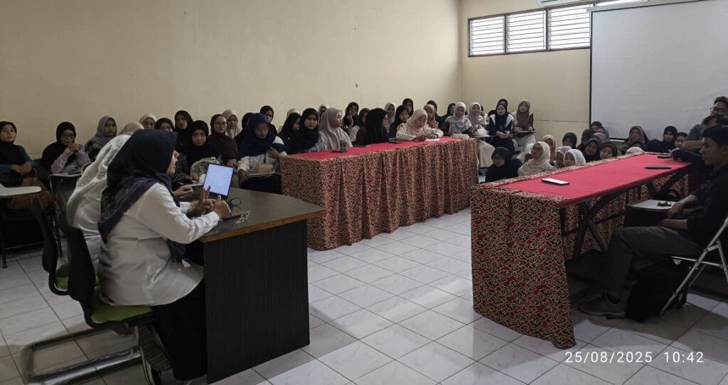 Foto Para mahasiswa Semester 7 Yang Menghadiri Rapat Luring Mendorong Mahasiswa Lulus Tepat Waktu