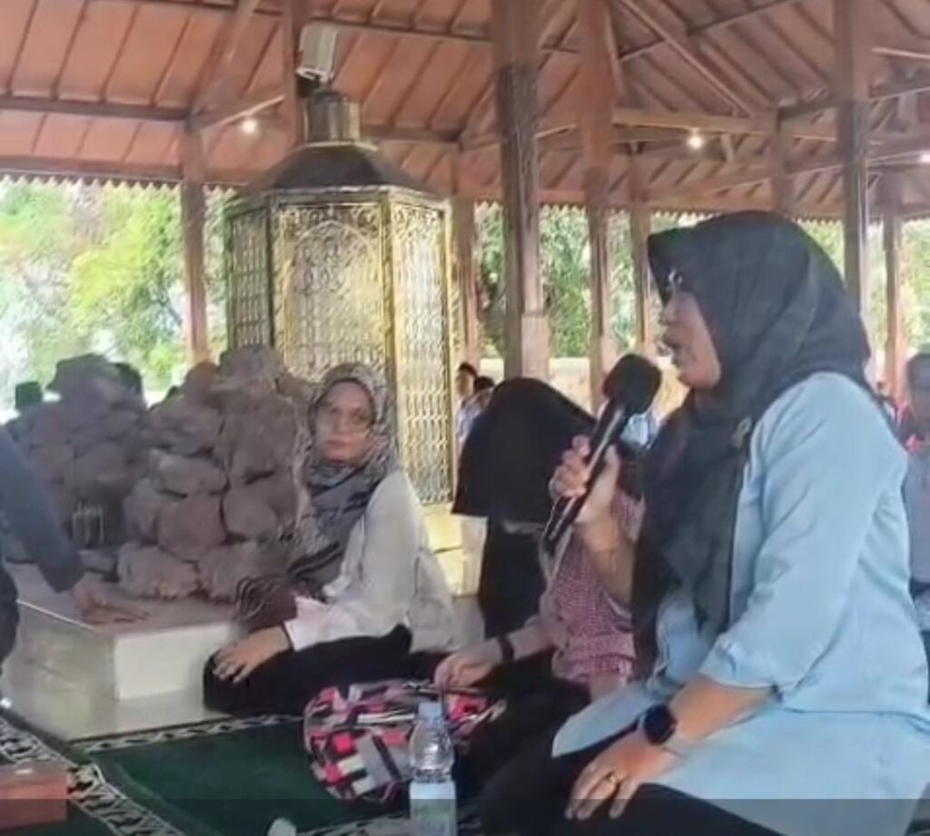 Foto Ibu Dr. Siti Maryam Munjiat, S.S., M.Pd.I. Tanya Jawab Acara Seminar "Kontribusi Syekh Nurjati dalam Pembentukan Transmisi Keilmuan di Cirebon"