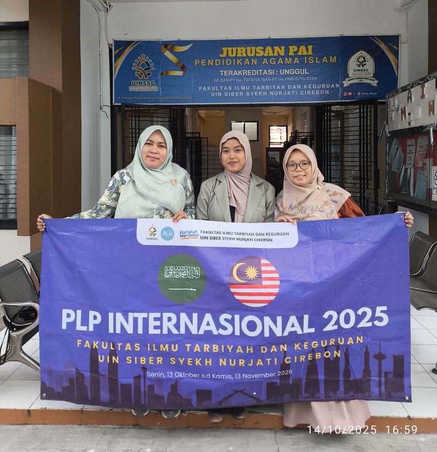 Foto Ibu Dr. Siti Maryam Munjiat, SS, M.Pd.I, dan Ibu Zahrotus Saidah, MA.Pd Foto Bersama dengan Novi Salah Satu Mahasiswa Yang Terpilih PLP Internasional